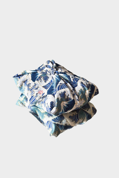 Furoshiki Mont Fuji plegado · así llega tu Fūwa · tela a juego con Sailor azul y plata