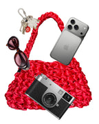 Bolso Sailor aka · qué cabe dentro · cámara, móvil, gafas de sol y llavero junto al bolso rojo · Fūwa