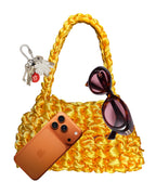 Bolso Sailor ki · qué cabe dentro · móvil, gafas de sol y llavero junto al bolso amarillo · Fūwa