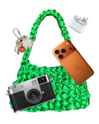 Bolso Sailor midori · qué cabe dentro · cámara, móvil, auriculares y llavero junto al bolso verde · Fūwa