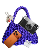 Bolso Sailor murasaki · qué cabe dentro · cámara, móvil, auriculares y llavero junto al bolso lila · Fūwa