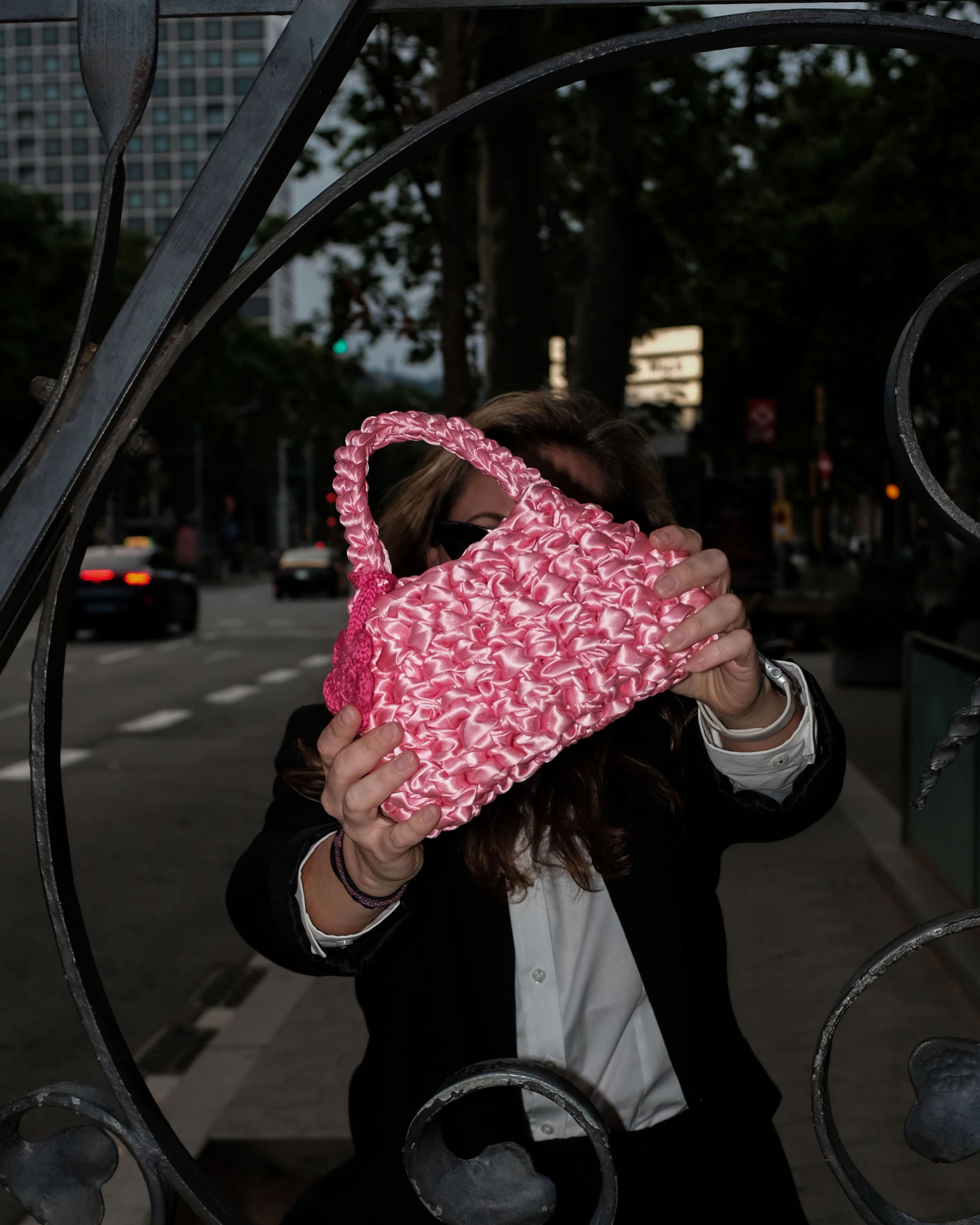 Bolso Sailor mini sakura en mano · detalle textura ganchillo · Fūwa